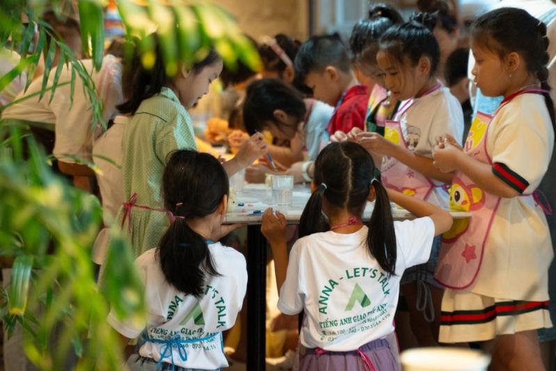 giáo viên bản ngữ và trẻ em hào hứng học tiếng Anh qua trải nghiệm làm bánh tại trung tâm ở Nha Trang