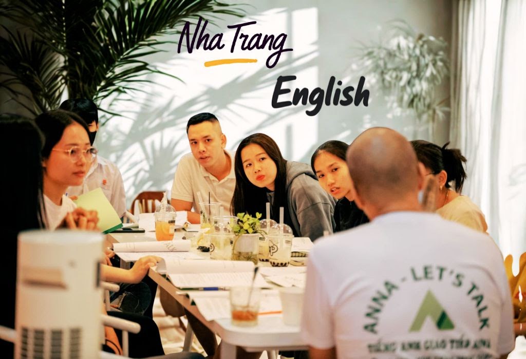 Ảnh học viên trung tâm tiếng Anh giao tiếp Anna Let's Talk Nha Trang đang học với giáo viên nước ngoài.